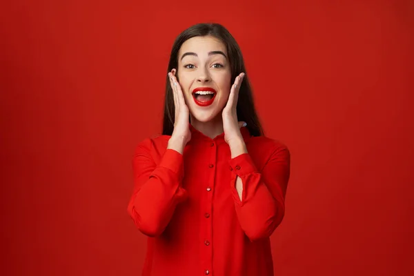 Studioaufnahmen Junge Schöne Frau Rot Ist Überrascht Isoliert Auf Rotem — Stockfoto