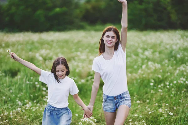 Young Mother Her Daughter Having Fun Camomile Field — Stock Photo, Image