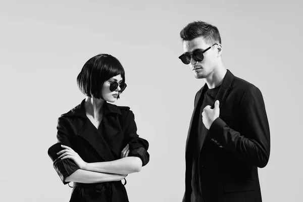 Junges Schönes Paar Mit Sonnenbrille Posiert Studio Schwarz Weiß — Stockfoto