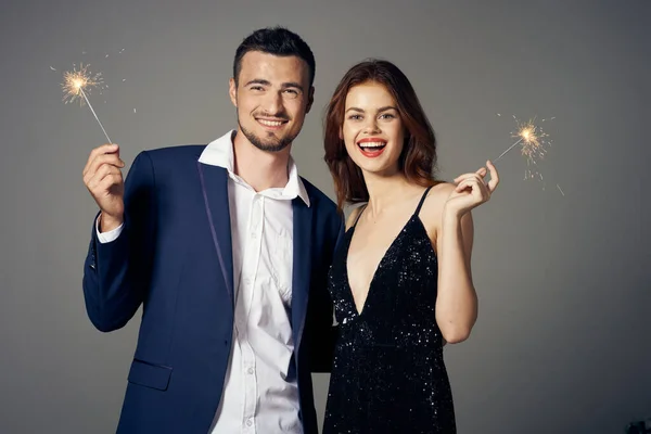 一对年轻貌美的夫妇带着火花庆祝新年的肖像 — 图库照片