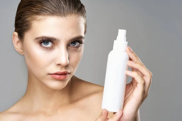 Tiro Estúdio Retrato Jovem Mulher Bonita Com Produto Beleza — Fotografia de Stock