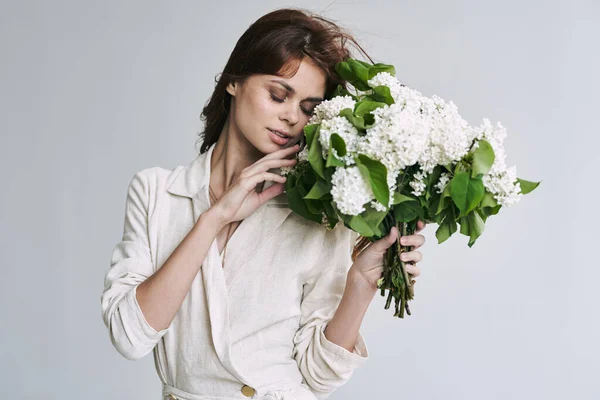 Mladá Krásná Žena Šeříky Studiu — Stock fotografie