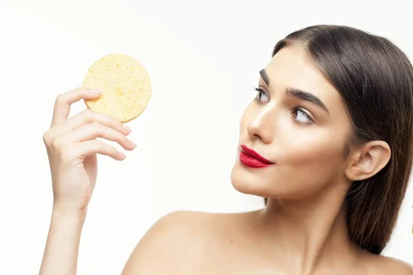 Jovem Mulher Limpando Rosto Com Esponja — Fotografia de Stock