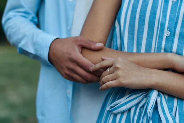 Unga Vackra Par Som Håller Hand Sommarparken — Stockfoto