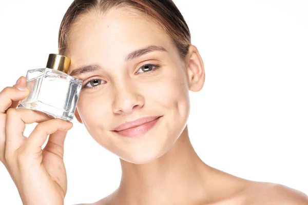 Retrato Mujer Joven Hermosa Con Frasco Perfume Aislado Sobre Fondo — Foto de Stock