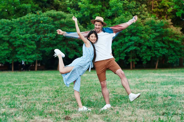 Young Couple Having Fun Park — Stock Photo, Image