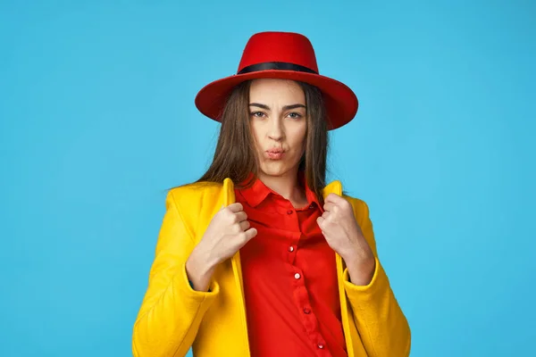 Jovem Mulher Casaco Amarelo Chapéu Fundo Azul — Fotografia de Stock