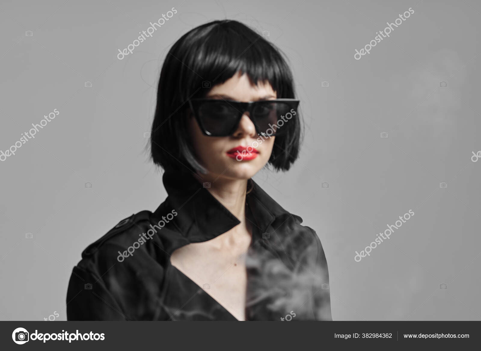 Joven Hermosa Mujer Gafas Sol Estudio Fotografía fotografía stock © ShotStudio #382984362 | Depositphotos