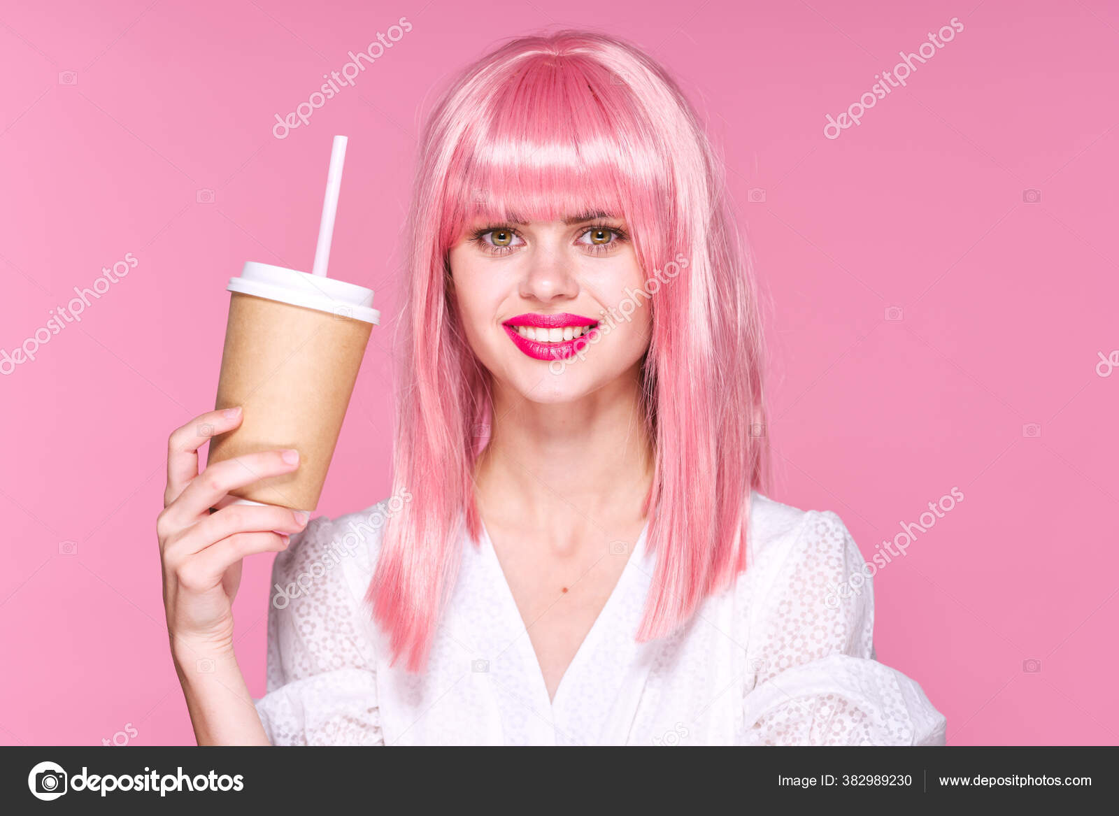 Wanita Muda Cantik Berpose Wig Pink Dengan Cangkir Kopi Stok