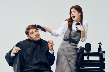 Genç bayan kuaför ve kuafördeki kızgın müşteri.          