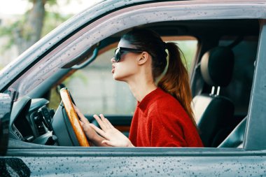 Arabadaki genç, güzel, duygusal kadın sürücü.