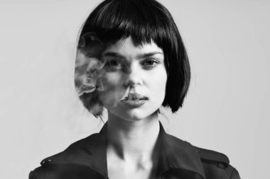 Stüdyoda sigara içen güzel bir kadın. Moda fotoğrafçılığı 