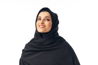 Stüdyoda poz veren genç Arap kadın.                        