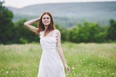 Kırsalda poz veren güzel bir kadın. 