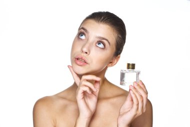 Parfüm şişeli güzel bir kadının portresi. Stüdyo çekimi.  