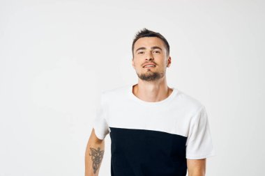 Genç adam beyaz arka planda izole edilmiş 