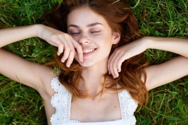 genç güzel kadın çim üzerinde yalan