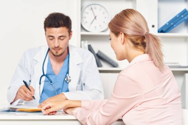 Doktor ve kadın hasta hastanede.