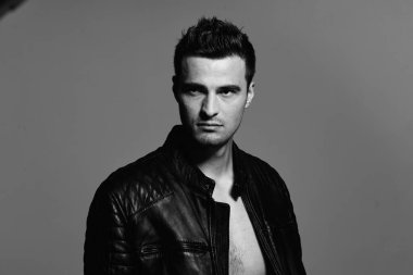 Deri ceketli genç yakışıklı adamın portresi. Stüdyo çekimi. Moda fotoğrafçılığı