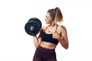 Halter egzersizi yapan formda bir kadın. Stüdyo çekimi