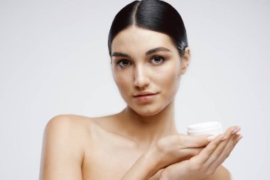 Güzel bir kadın çıplak omuzlarıyla cilt bakımına gider.