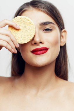 Süngeri olan güzel bir kadın. 