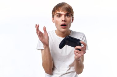 Stüdyoda joystick 'i olan genç yakışıklı adam.