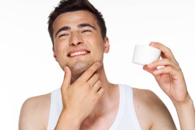 Stüdyo. Güzellik ürünleriyle genç yakışıklı adam.