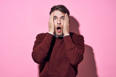 Stüdyoda izole edilmiş genç bir adam var. 