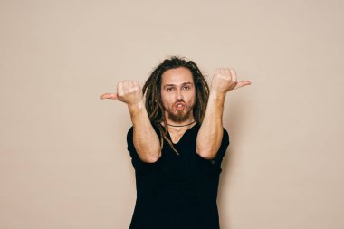 Genç anne stüdyoda poz veriyor.