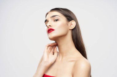 Dudaklarında kırmızı ruj olan güzel bir kadının portresi. Güzellik, moda fotoğrafçılığı 