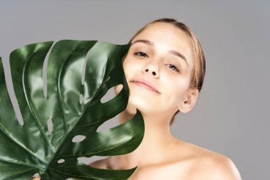 Hoş bir kız. Doğal bir model.