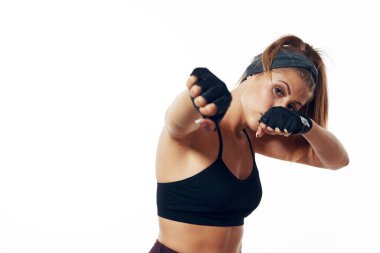 Stüdyo çekimi. Genç formda kadın boksör egzersiz yapıyor, izole edilmiş bir geçmişi var.