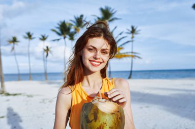 Genç bayan egzotik kokteyl içiyor.