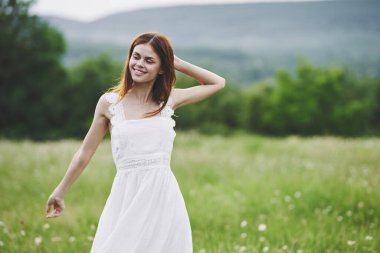 Kırsalda poz veren güzel bir kadın. 