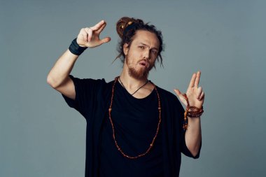 Genç anne stüdyoda poz veriyor.