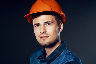 Şapkalı genç işçi poz veriyor