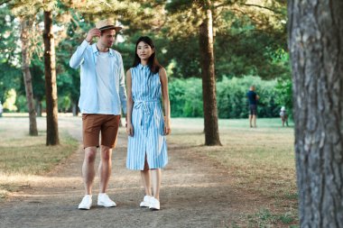 Genç çift parkta eğleniyor.