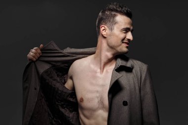 Stüdyoda poz veren genç yakışıklı adam.