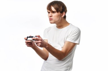 joystick 'li genç adam stüdyoda.