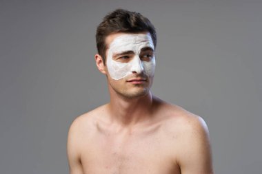 Genç adam yüz maskesi takıyor. 