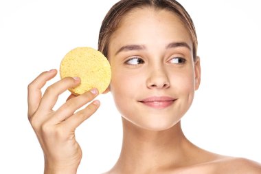 Süngeri olan güzel bir kadın.