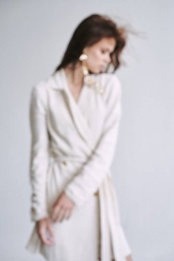 Stüdyoda poz veren güzel bir kadın. Moda fotoğrafçılığı