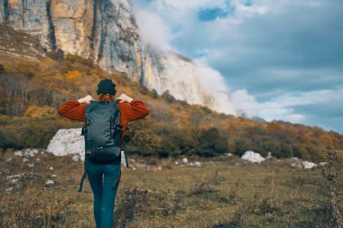 Seyahat eden genç bir kadın.                     