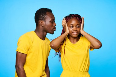 Stüdyoda mavi arka planda poz veren genç ve güzel bir çift