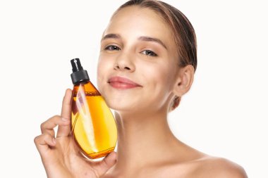 Saç spreyi tutan genç ve güzel bir kadın. Stüdyo çekimi