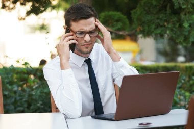 Kafede çalışan yakışıklı bir iş adamı. 