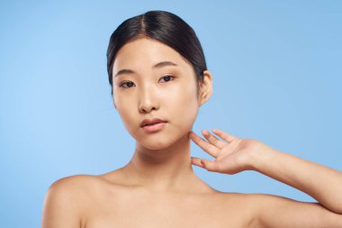 Mavi izole edilmiş arka planda güzel Asyalı kadın portresi 