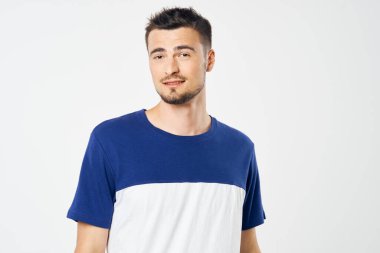 Beyaz arka planda soyutlanmış genç yakışıklı adam. 