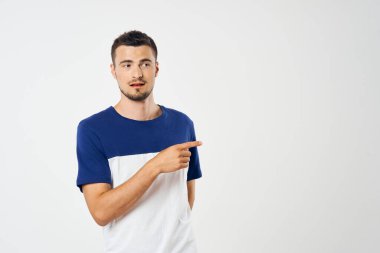 Stüdyoda parmağı olan yakışıklı bir genç, izole edilmiş bir geçmişi var.